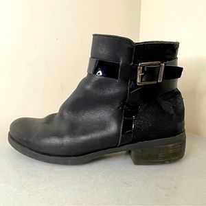 Paula Urban Black Ankle Boots Patent Strap w/ Buckle Side Zip Sz 9 / 39 Comfort